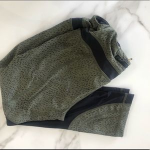 8 Lululemon Calf Crop Green and Black Legging